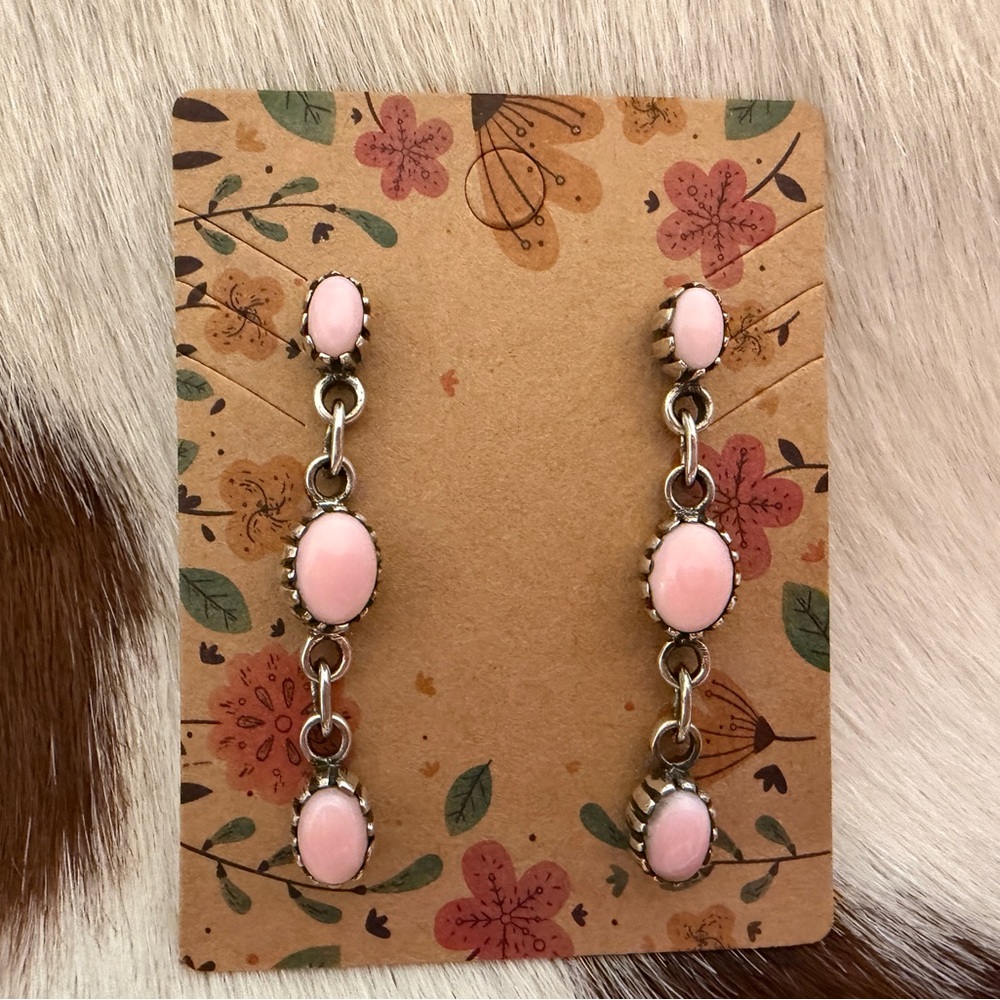 ❤️ Queen Pink Conch Navajo Style Sterling 925 Post Back Dangle 3 Stone Earrings
